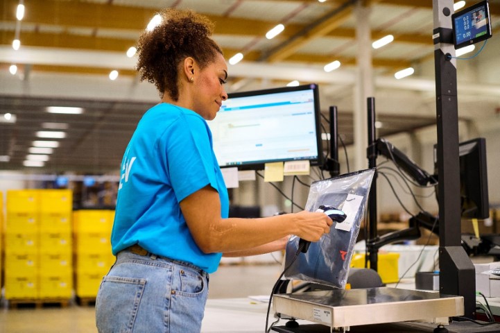 Shipping Fashion Products from Australia to Europe: What Brands Need to Know